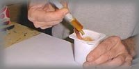 Добавляем в нашу смесь отвердитель и тщательно перемешиваем